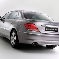 : вид Honda Legend сзади