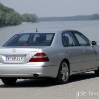 : Lexus LS430 сзади