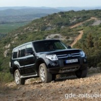 : Mitsubishi Pajero спереди, сбоку