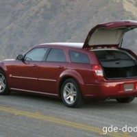 : Dodge Magnum сзади