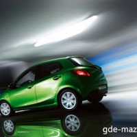 : фото Mazda 2 сбоку