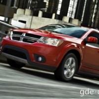 : Dodge Journey спереди, сбоку