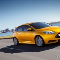 : Ford Focus ST спереди, сбоку