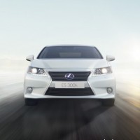 : Lexus ES 300h фото спереди