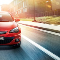 Opel Astra GTC: спереди