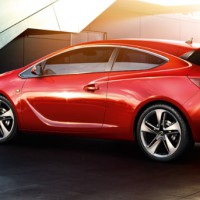 Opel Astra GTC: сзади слева