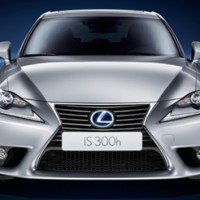 : фото Lexus IS 300h спереди