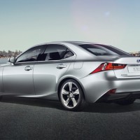 : Lexus IS 300h вид сбоку, сзади