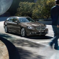 : BMW 5ER туринг спереди, сбоку