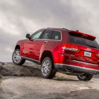 : Jeep Grand Cherokee вид сзади, сбоку