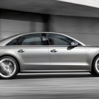 Audi S8 сбоку: 