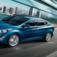 : Hyundai Elantra спереди, сбоку