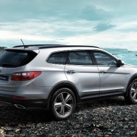 : Hyundai Grand Santa Fe вид сзади-сбоку