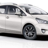 Toyota Verso: справа сбоку