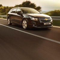 Chevrolet Cruze универсал: справа спереди