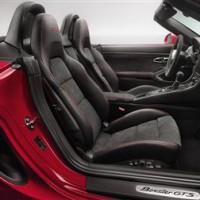 Porsche Boxster GTS: салон спереди справа сбоку