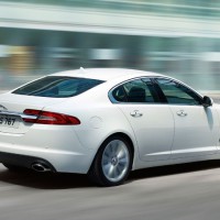 Jaguar XF: справа сбоку