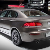 Qoros 3 Sedan: сзади слева