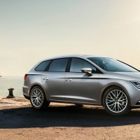 SEAT Leon SТ: спереди справа