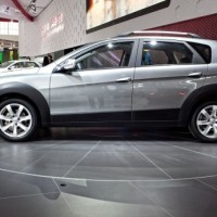 Dongfeng H30 cross: слева сбоку