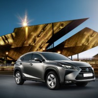 Lexus NX300h: справа спереди