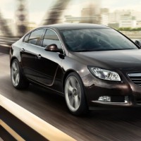 Opel Insignia sedan: спереди справа