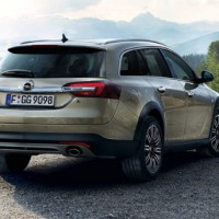 Opel Insignia Country Tourer: сзади справа