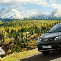 Toyota RAV4: спереди слева