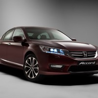 Honda Accord: справа спереди