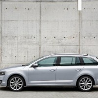 Škoda Octavia Combi Scout: слева сбоку