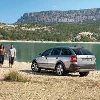 Škoda Octavia Combi Scout: слева сзади