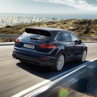 Porsche Cayenne S: сзади справа