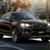 BMW X6: спереди справа