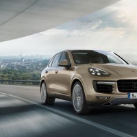 Porsche Cayenne Turbo: спереди справа