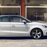 Audi A1 Sportback: справа сбоку