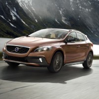 Volvo V40 СROSS Сountry: спереди слева