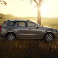 Volvo XC90: справа сбоку