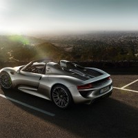 Porsche 918 Spyder: сзади слева