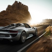 Porsche 918 Spyder: сзади справа