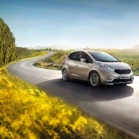 KIA Venga: справа спереди