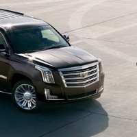 Cadillac Escalade: спереди справа