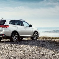 Mitsubishi Outlander: сзади справа