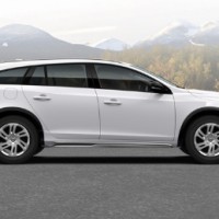 VOLVO V60 Cross Country: справа сбоку