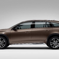 VOLVO V60 Cross Country: слева сбоку