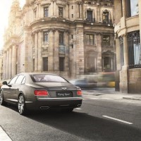 Bentley Flying Spur V12: сзади слева