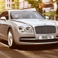 Bentley Flying Spur V8: спереди справа