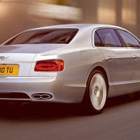 Bentley Flying Spur V8: справа сзади