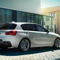 BMW 1ER hatchback 5d: сзади справа