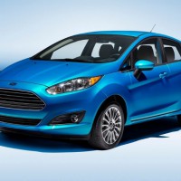 Ford Fiesta hathback: спереди слева